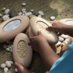 Guidecraft Holzstapel - Sensorik Flusssteine