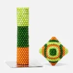 Bilder von bunten Kugelketten, die zu einer Säule und einer quadratischen Form zusammengesetzt sind, in Orange, Grün und Hellgelb.