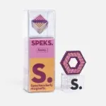 SPEKS Magnete, Sassy, in Verpackung und als Symbolisches Magnet-Design mit bunten Kugeln.