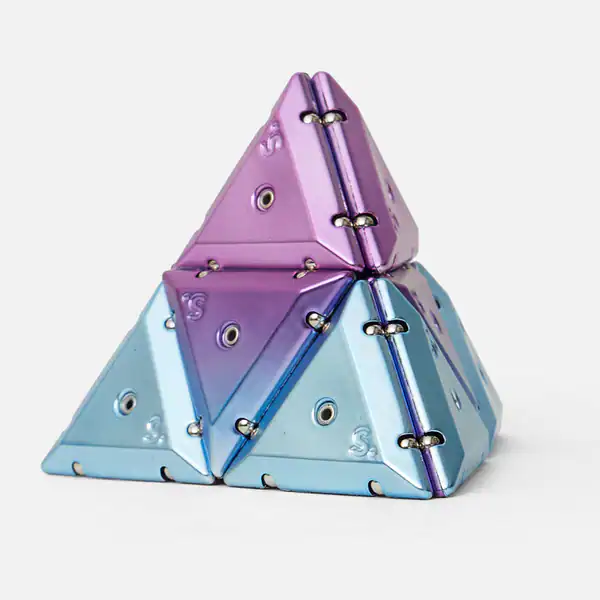 Bunte magnetische Puzzlespiele in einer Pyramidenform aus Metall, mit bunten Farbkombinationen und sichtbaren Schrauben.