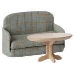 Gemütliches, vintage-Innenmöbel-Set mit kleiner Couch im Skandi-Stil und naturbelassenem Holztisch, perfekt für kleine Aufenthaltsräume oder als dekoratives Highlight.