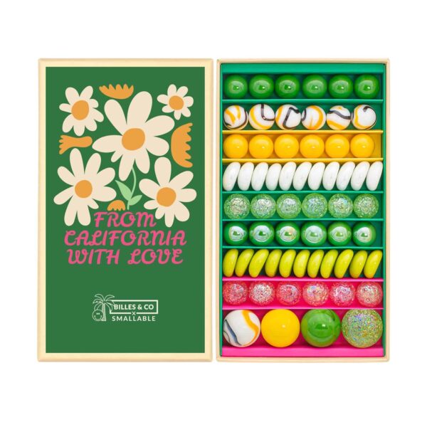 Geschenkbox mit bunten Blumen- und Golfbällen, ideal für Geschenke oder Dekorationen.